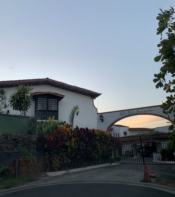 Apartamentos en San Rafael | Amplia Casa estilo Colonial en Condominio