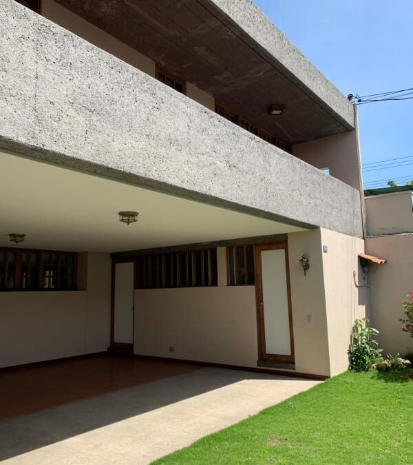 Casas en Mata Redonda | Sabana Sur, Preciosa y espaciosa casa.